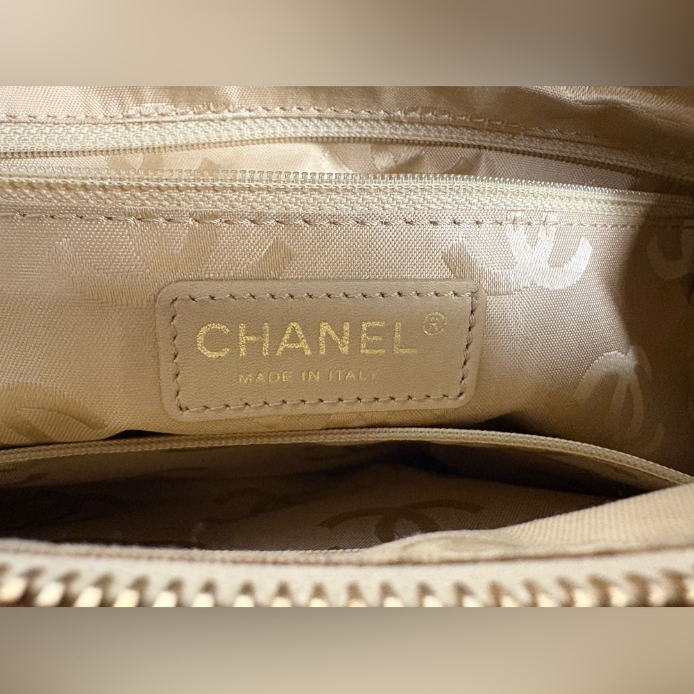 CHANEL Camellia Raffia CC Logo Chain Tote - Picture 14 of 16